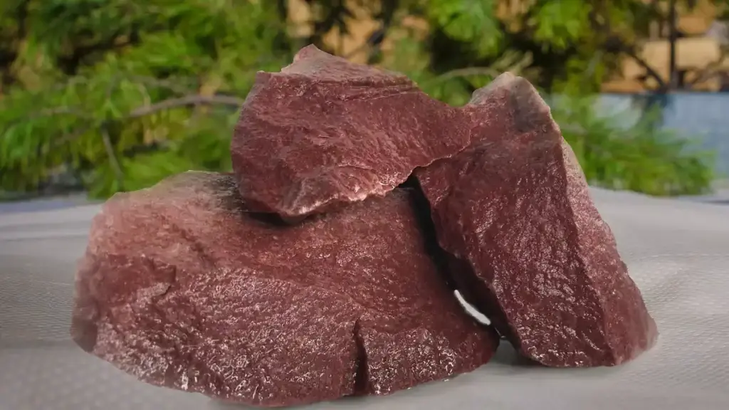 Жадеит и малиновый кварцит: выбрать лучший или совместить?