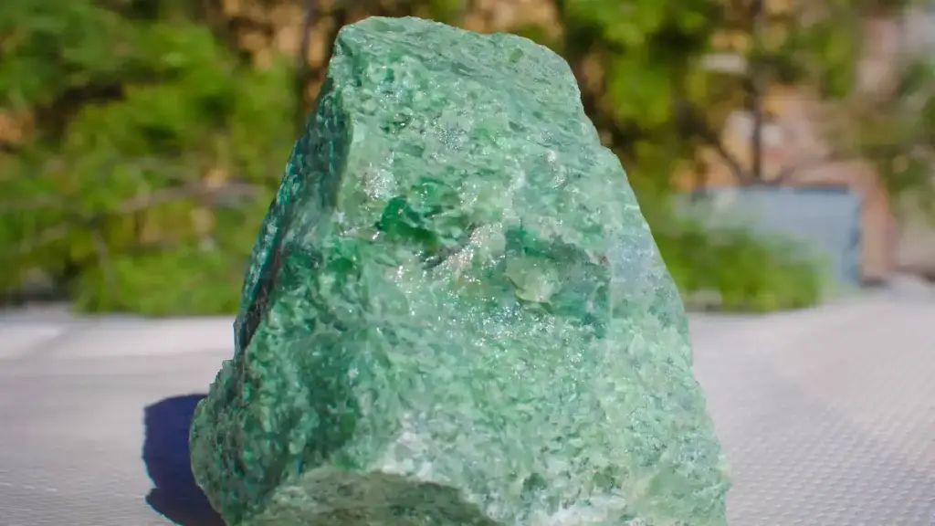 Жадеит и малиновый кварцит: выбрать лучший или совместить?